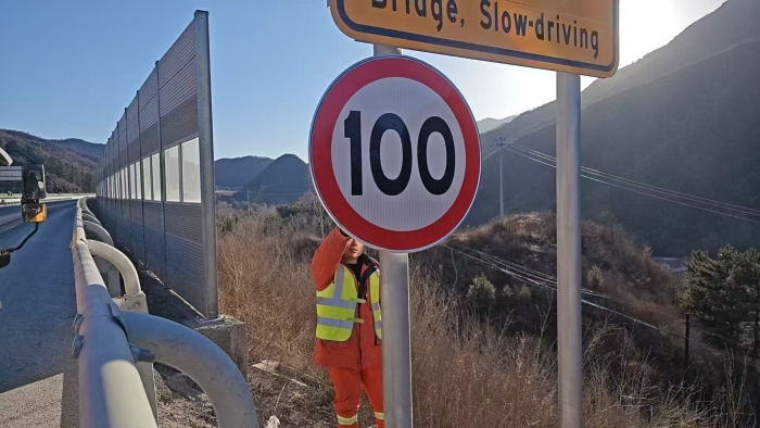 张家口分中心延崇养护队快速安装限速标志牌