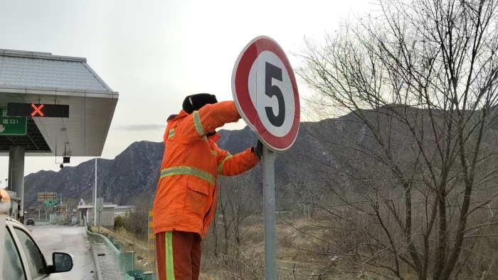 张家口分中心崇礼养护队橙色守护畅行路！护航春节探亲归途