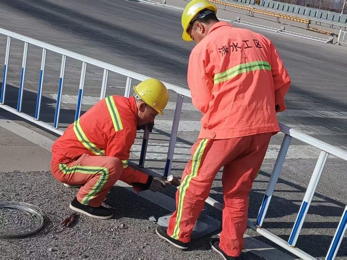 狂风过后“橙”力出击 -张家口分中心涞水西养护队全力保障高速通行安全