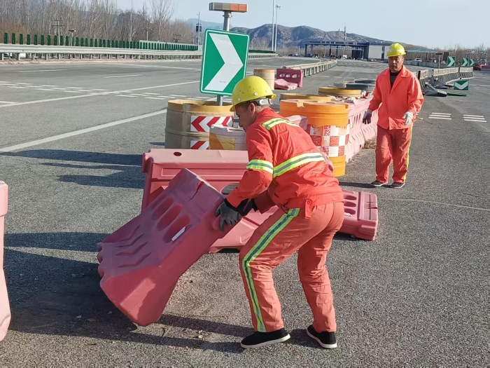 狂风过后“橙”力出击 -张家口分中心涞水西养护队全力保障高速通行安全1