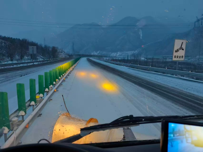 以雪为令闻令动 鏖战风雪保畅通——河北高速集团养护分公司张家口分中心全力迎战强降雪