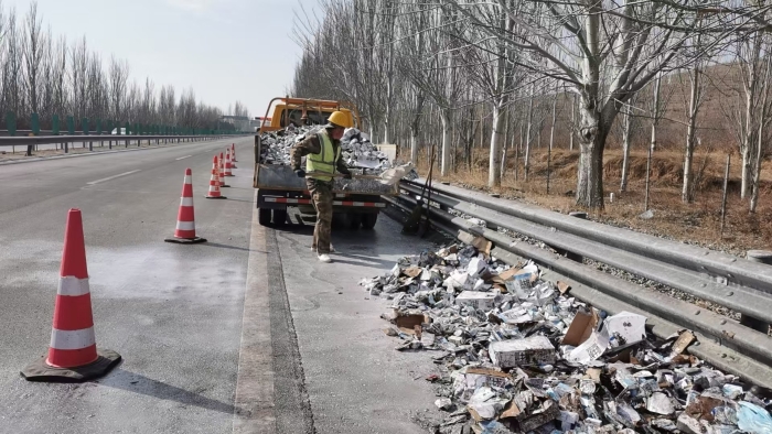 星夜出击除险情 坚守一线保畅通张家口分中心宣化养护队深夜紧急处置高速交通事故