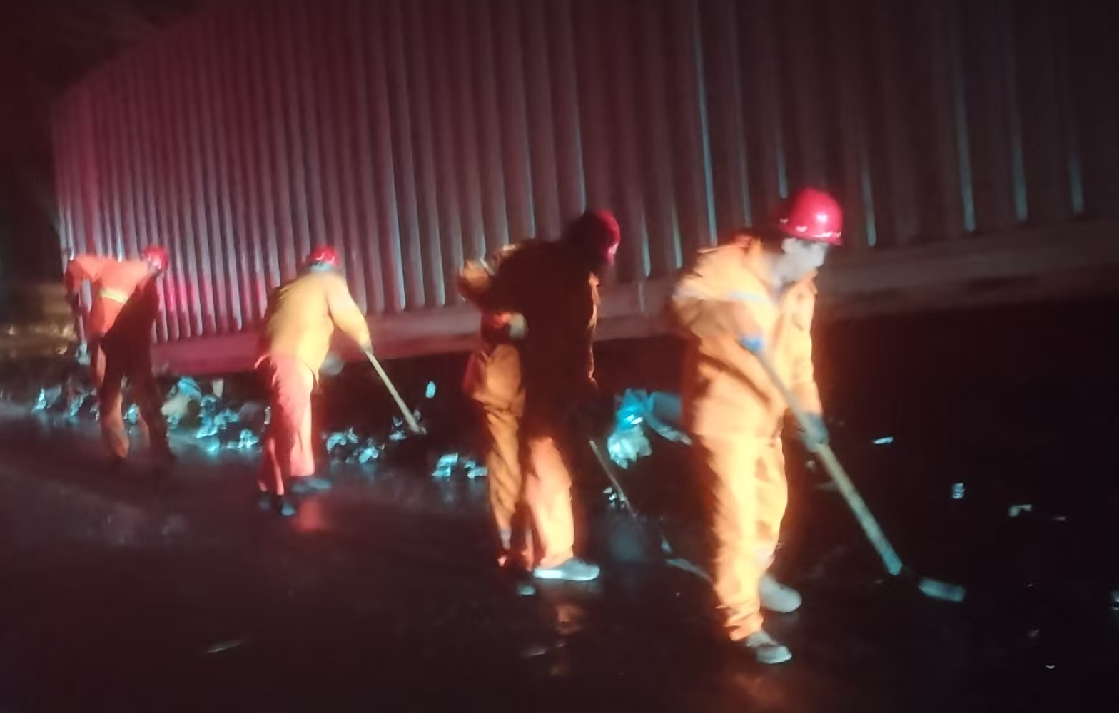 星夜出击除险情 坚守一线保畅通张家口分中心宣化养护队深夜紧急处置高速交通事故3