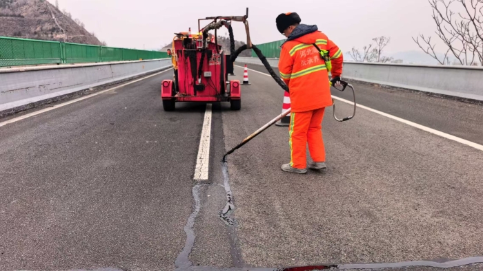 抢抓春季黄金期 做实路面养护功—张家口分中心张家口养护队开展春季路面灌缝作业