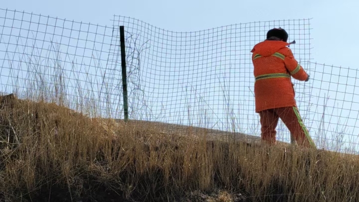 张家口分中心崇礼养护队：修复隔离栅除隐患 筑牢高速出行安全防线1