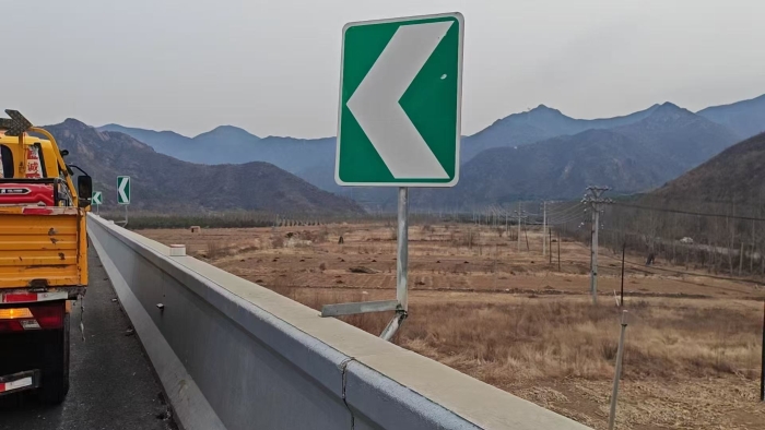 精工铸屏障 实干保畅通——张家口分中心延崇养护队春季护栏集中修复工程全面展开