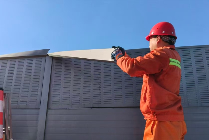 张家口分中心涞水北养护队：守护声屏障，筑牢高速安全线