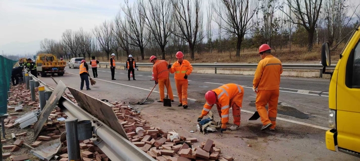 张家口分中心宣化养护队紧急处置货车侧翻事故