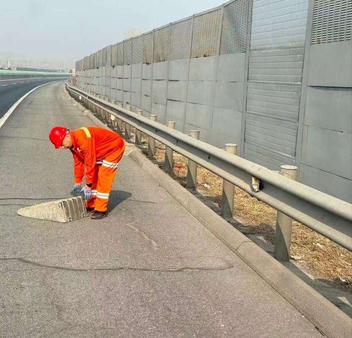 春风护路净环境 安全畅通伴我行—张家口分中心涞水北养护队开展春季路域环境专项整治行动1