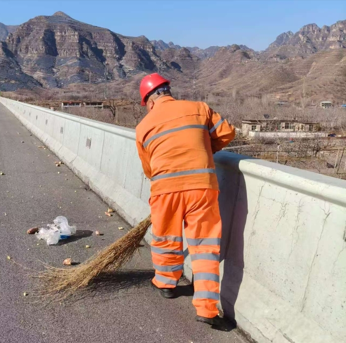 春风护路净环境 安全畅通伴我行—张家口分中心涞水北养护队开展春季路域环境专项整治行动