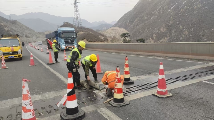 张家口分中心涿鹿养护队：紧急焊接重点防火管控区伸缩缝，严抓防控筑牢安全底线