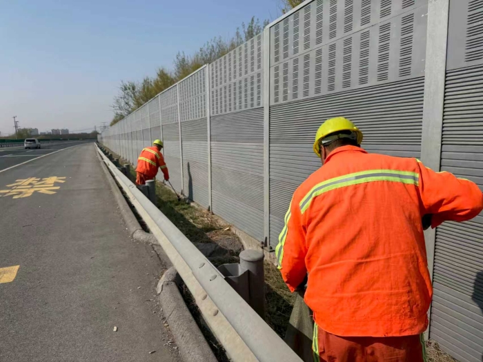 清明护航  养护先行——张家口分中心涞水西养护队全力开展节前路域环境整治1