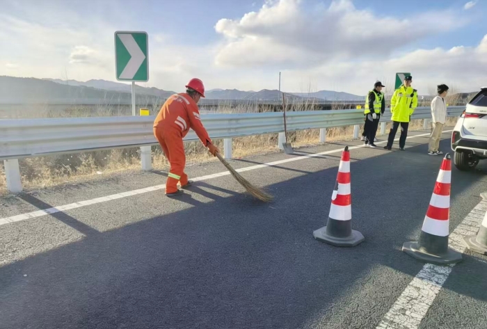 假期保畅不打烊 张家口分中心延崇养护队快速清理事故现场