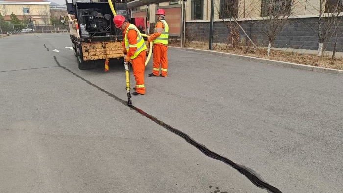 张家口分中心延崇养护：错峰养护不停歇 站区灌缝提质效