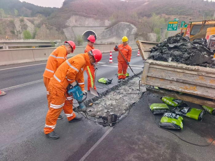 张家口分中心涞水北养护队快速处置路面病害