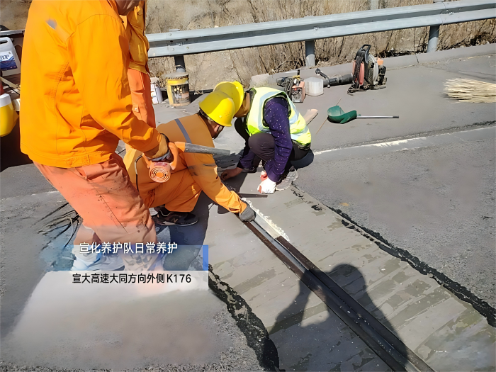 养护分公司张家口分中心宣化养护队紧急抢修桥梁伸缩缝保道路畅通