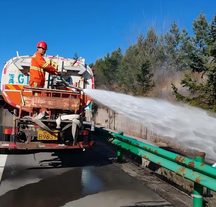 抢抓春季养护黄金期 养护分公司张家口分中心张家口养护队圆满完成张承高速绿化苗木浇返青水工作