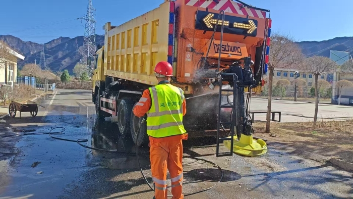 养护分公司张家口分中心延崇养护队全面开展除雪设备清洗入库 筑牢应急保障防线