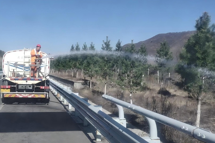 养护分公司张家口分中心延崇养护队为高速绿化带“解渴”焕新