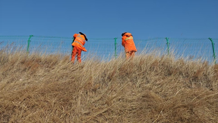 养护分公司张家口分中心沽源养护队维修加固隔离栅刺丝 筑牢安全防护“第一道防线”1