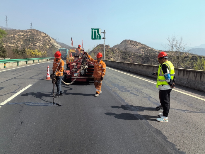 养护分公司张家口分中心涿鹿养护队：精准灌缝护通途，预防养护筑根基