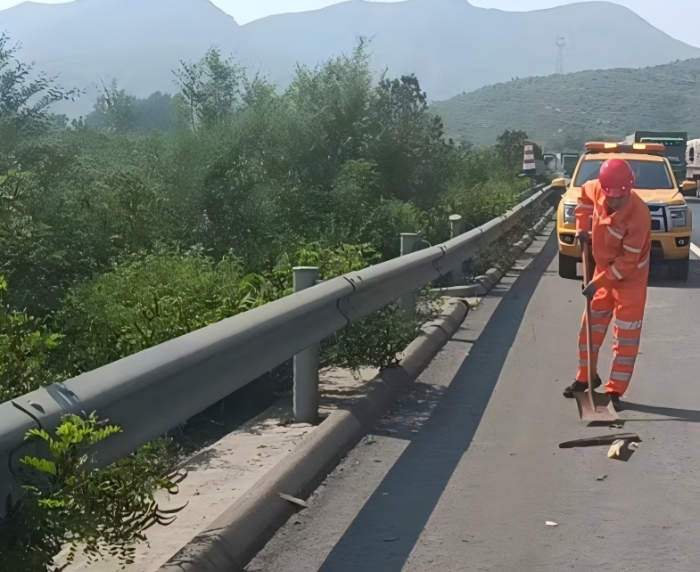 养护分公司张家口分中心涞水北养护队清理道路抛洒物 筑牢出行安全线12