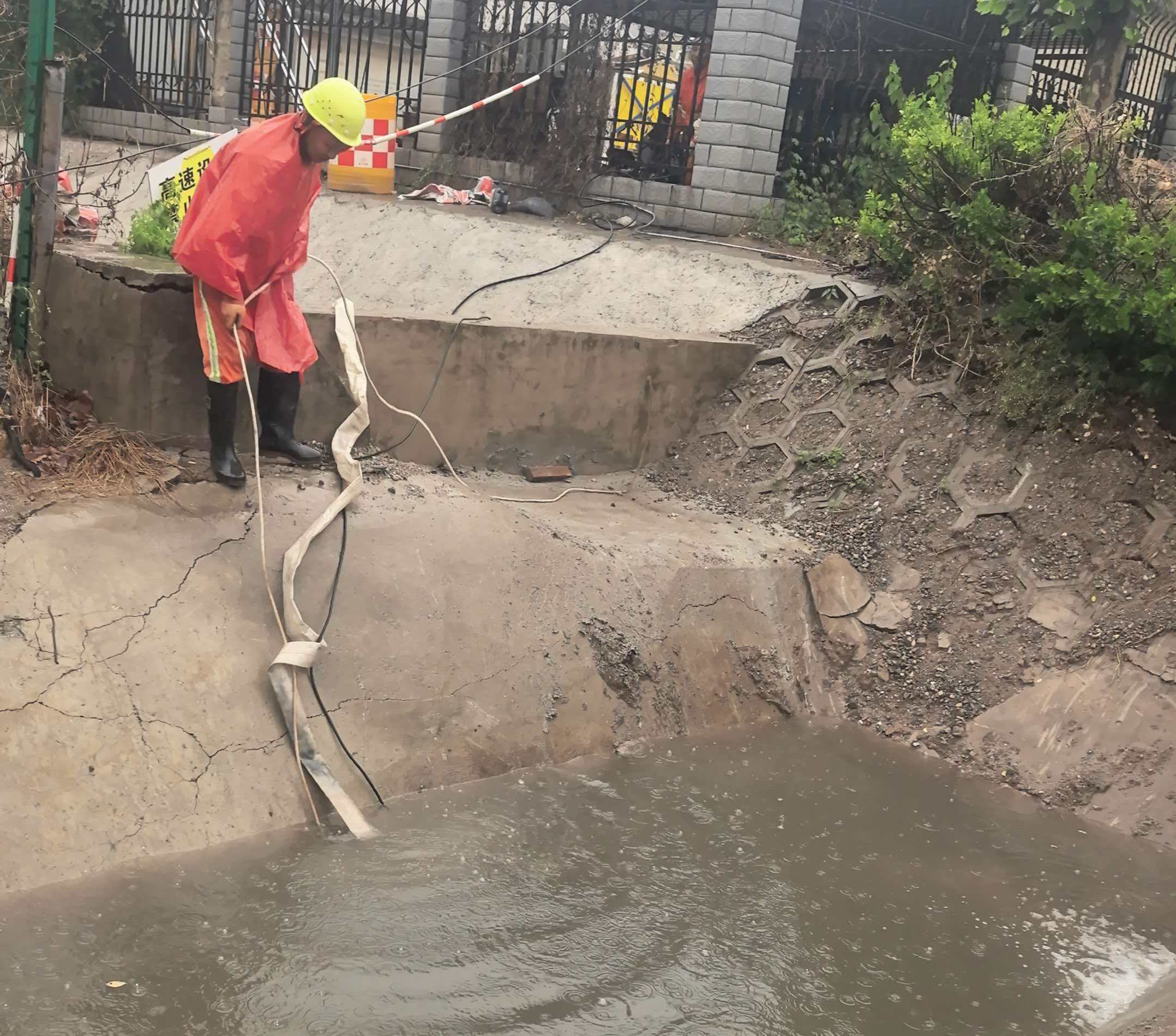 18雨夜抢险排涝养护分公司张家口分中心涞水西养护队深夜为京昆高速排水保畅