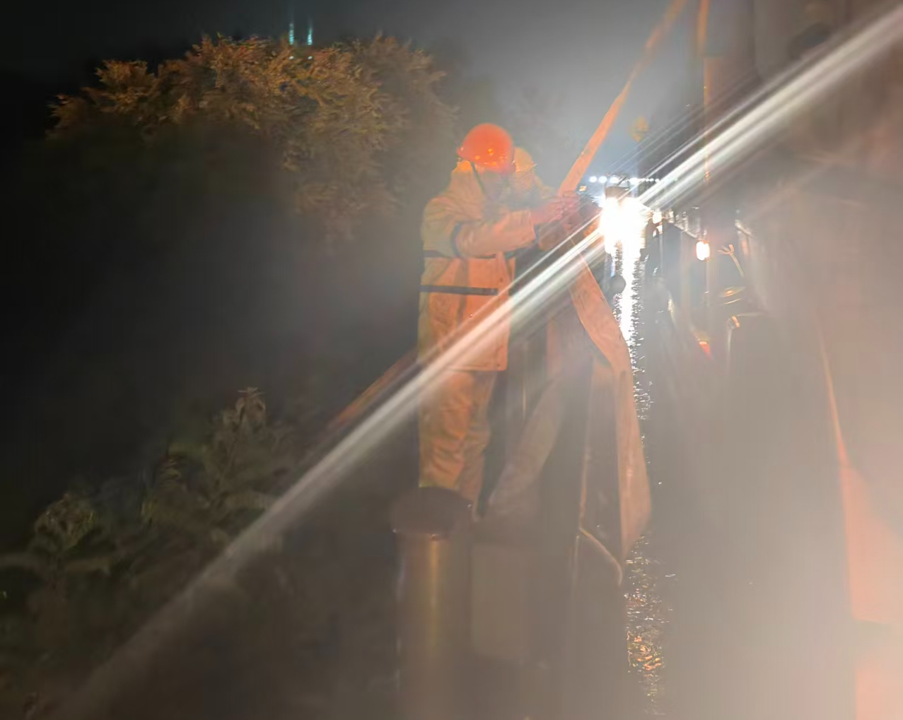 18雨夜抢险排涝养护分公司张家口分中心涞水西养护队深夜为京昆高速排水保畅1