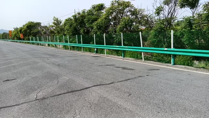 养护分公司张家口分中心涿鹿养护队：织密港湾防护网，擦亮高速路域窗1