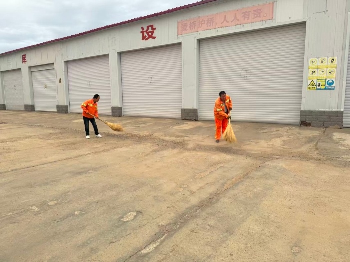 养护分公司张家口分中心沽源养护队清扫焕新貌 整洁启新程1