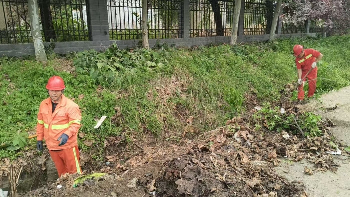 养护分公司张家口分中心涞水北养护队：雨前清淤疏堵点 精细养护保通行