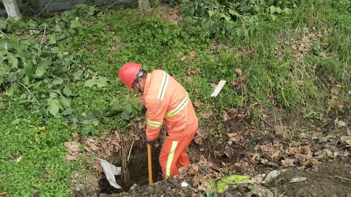养护分公司张家口分中心涞水北养护队：雨前清淤疏堵点 精细养护保通行1