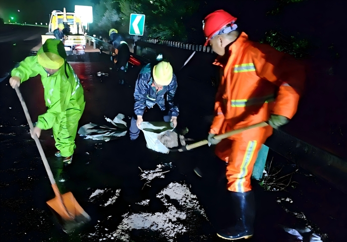 养护分公司张家口分中心涿鹿养护队：冒雨处置边坡滑塌，聚力守护道路平安