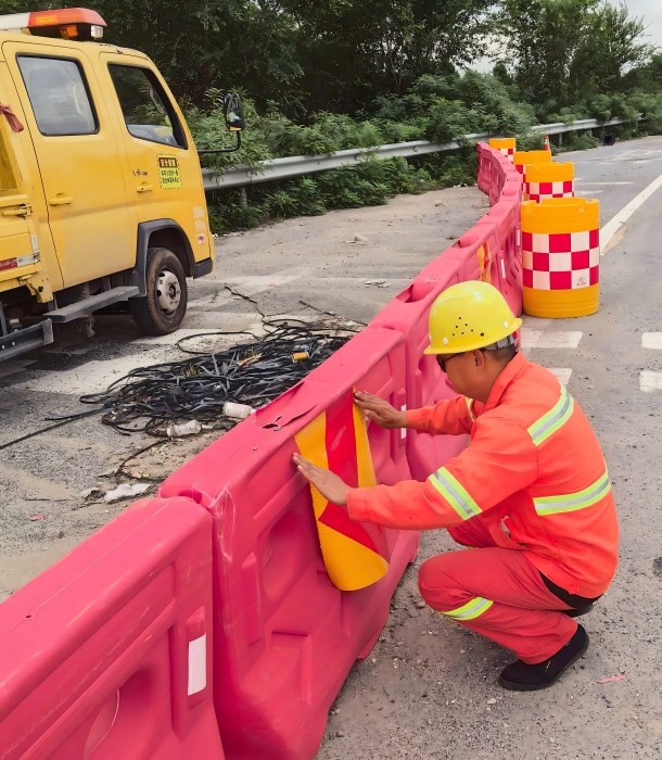 养护分公司张家口分中心涞水西养护队：完成主线站交安设施更换作业 筑牢道路安全防线
