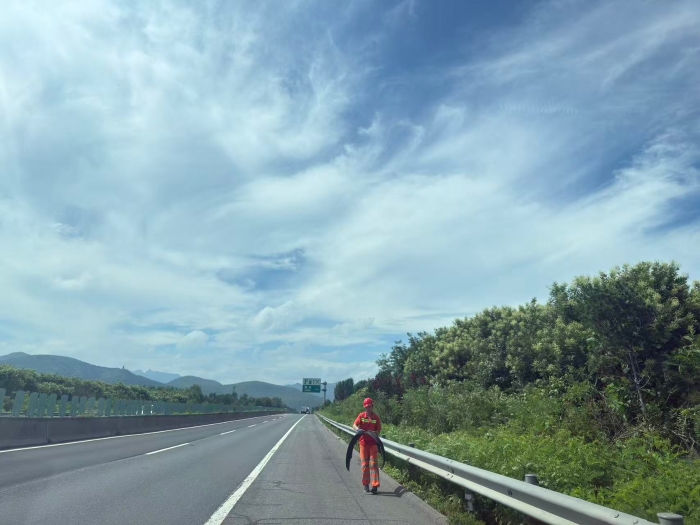 养护分公司张家口分中心涞水北养护队：高温护路不松懈 常态化清障筑牢高速安全防线