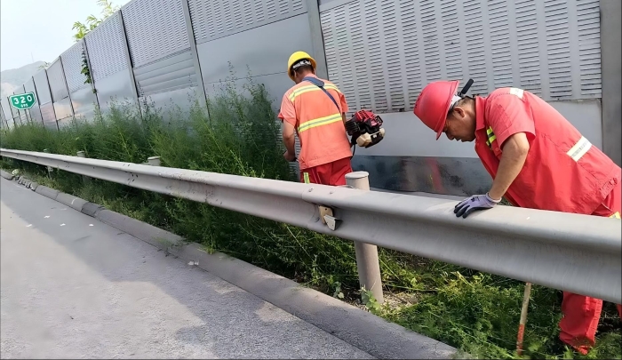 精管细护美廊道 长效管护优通行——养护分公司张家口分中心涞水北养护队开启路域环境专项整治行动)1