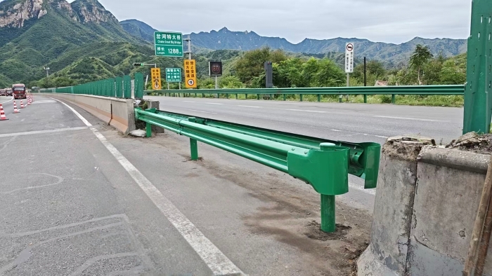 练强自修自养硬本领，高效闭环筑牢道路安全防线——养护分公司张家口分中心涿鹿养护队快速完成临时贯通车道封闭作业