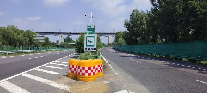 加密安全防护 筑牢通行防线—养护分公司张家口分中心张家口养护队完成匝道三角端防撞桶升级更换工作1