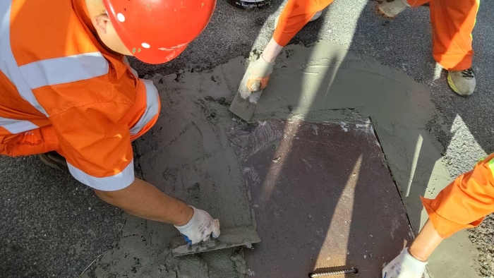 养护分公司张家口分中心崇礼养护队：紧急维修电缆井井盖筑牢服务区安全防线1