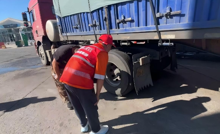 养护分公司张家口分中心涿鹿养护队：“养护人+志愿红”以专业之力践服务初心