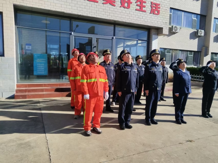 养护分公司张家口分中心阳原养护队职工参加国庆77周年升国旗仪式1