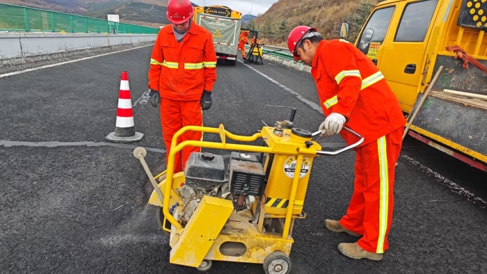 养护分公司张家口分中心崇礼养护队：精修路面除病害 匠心护路保畅通